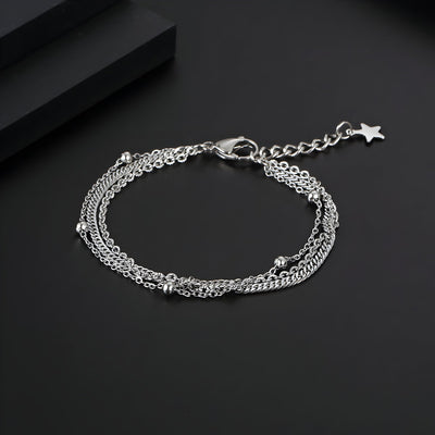 Bracelet triple en titane argenté pour homme avec petites perles et fermoir étoile.