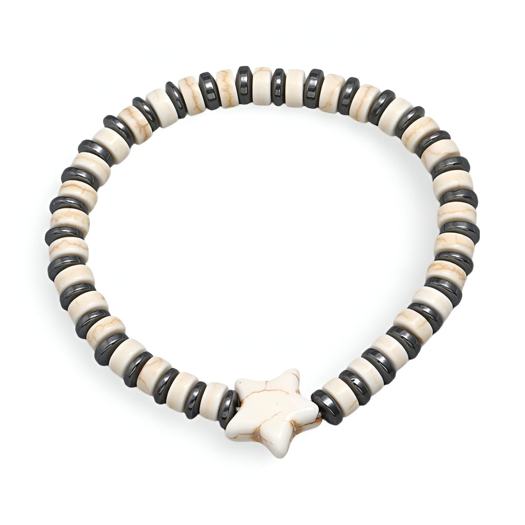 Bracelet mixte en perles turquoise blanc et noir avec motif étoilé en pendentif blanc.