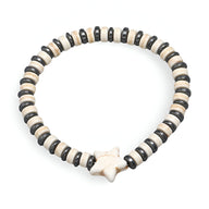 Bracelet mixte en perles turquoise blanc et noir avec motif étoilé en pendentif blanc.