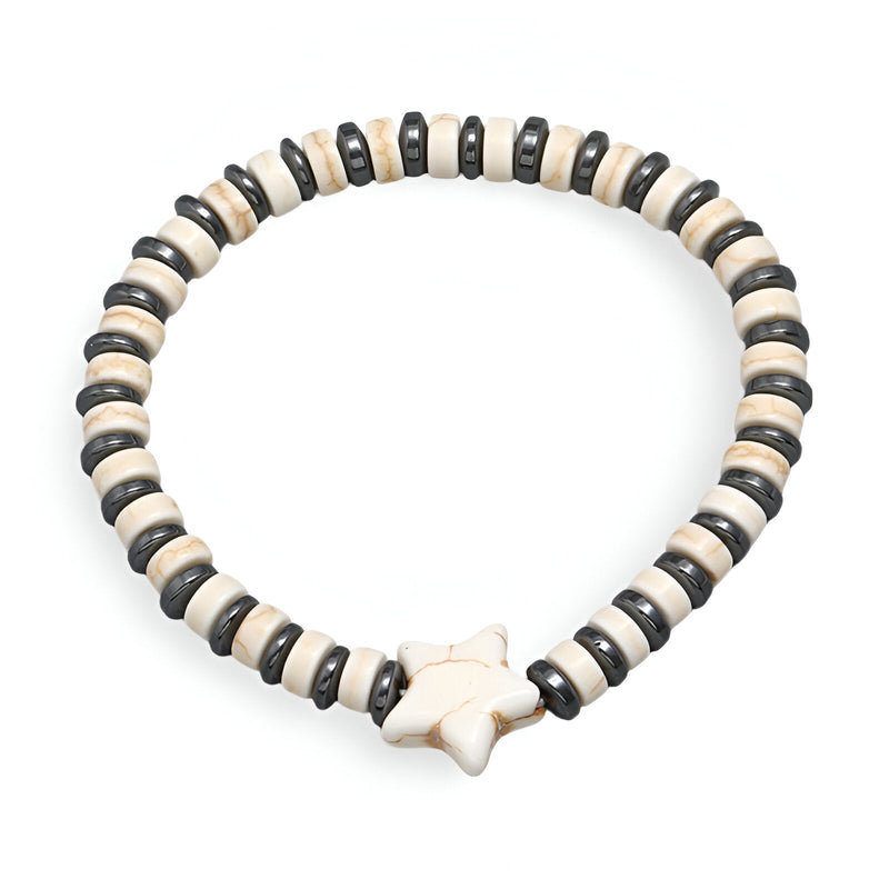 Bracelet mixte en perles turquoise blanc et noir avec motif étoilé en pendentif blanc.