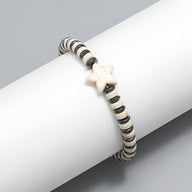 Bracelet mixte blanc avec perles cylindriques et motif étoile central en turquoise blanche.