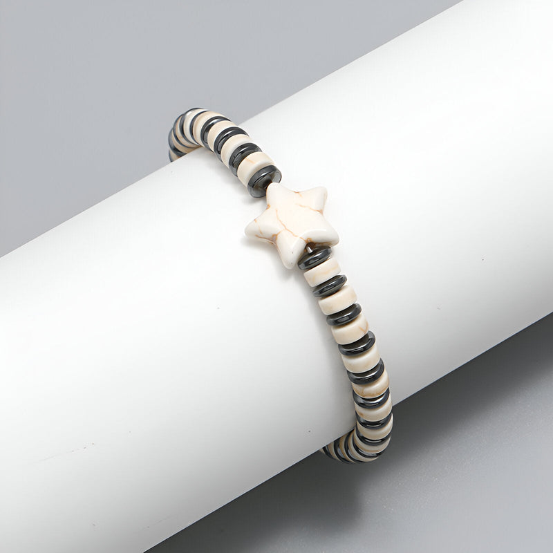 Bracelet mixte blanc avec perles cylindriques et motif étoile central en turquoise blanche.