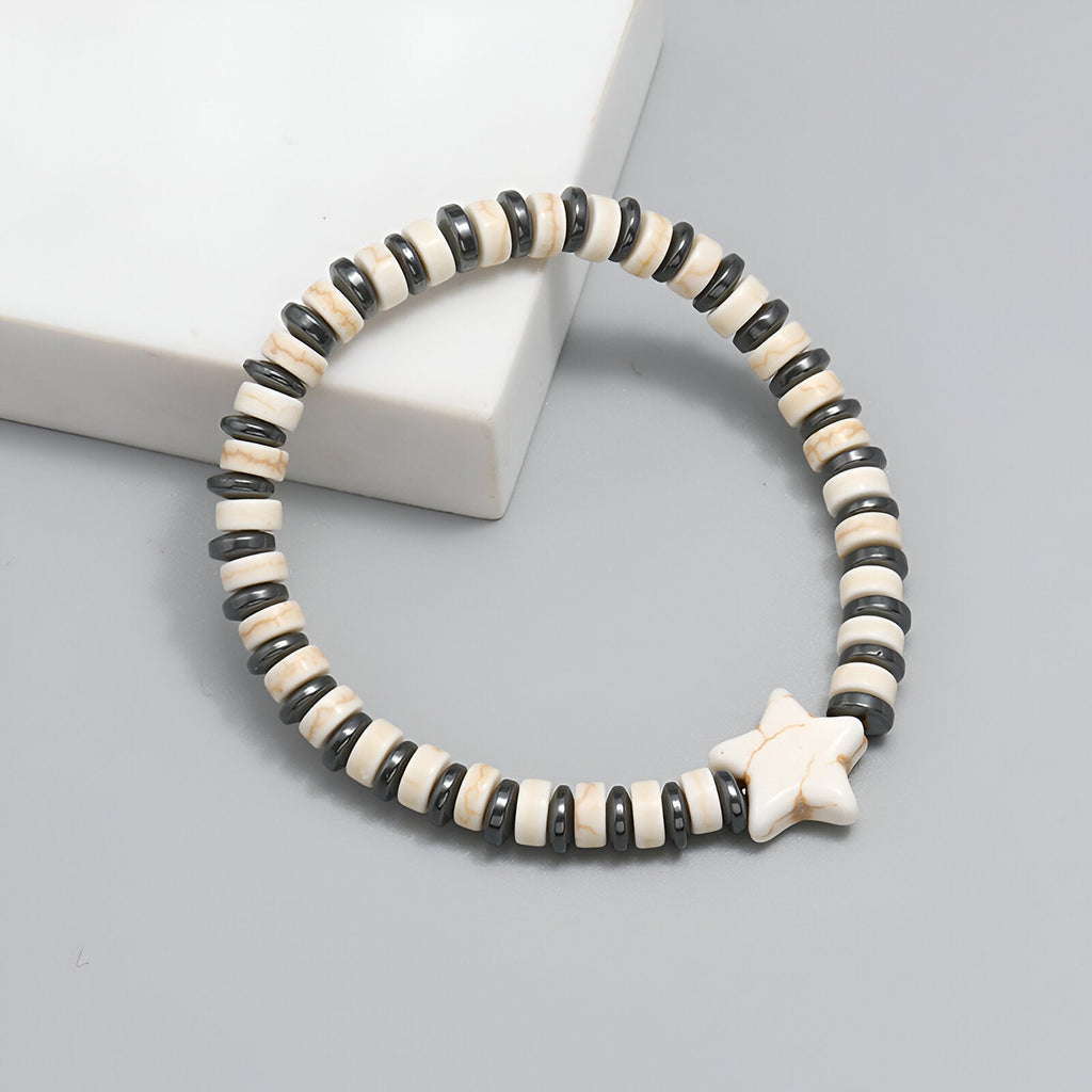 Bracelet mixte blanc avec perles turquoise et motif étoilé en céramique blanche.