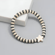 Bracelet mixte blanc avec perles turquoise et motif étoilé en céramique blanche.