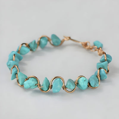 Bracelet femme en cuivre doré avec pierres turquoise irrégulières et fermoir à crochet.