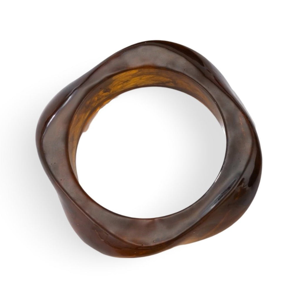 Bracelet épais carré en acrylique marron translucide avec finition lisse et brillante.