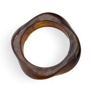 Bracelet épais carré en acrylique marron translucide avec finition lisse et brillante.