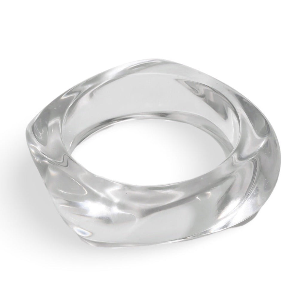 Bracelet épais carré en acrylique transparent avec surfaces ondulées et effet lisse.