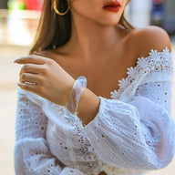 Bracelet épais en acrylique blanc translucide, style moderne et élégant pour femme.