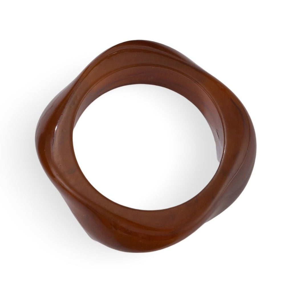 Bracelet épais en acrylique marron avec forme ondulée élégante pour femme.