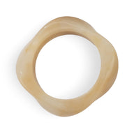 Bracelet épais beige en acrylique avec forme ondulée élégante pour femme.