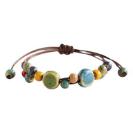 Bracelet estivale en perles de céramique, cordon ciré, formes abstraites, look moderne, modèle Saloua - La Boutique du Bracelet