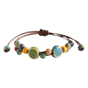 Bracelet estivale en perles de céramique, cordon ciré, formes abstraites, look moderne, modèle Saloua - La Boutique du Bracelet