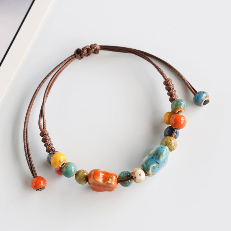 Bracelet estivale en perles de céramique, cordon ciré, formes abstraites, look moderne, modèle Saloua - La Boutique du Bracelet