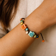 Bracelet estivale en perles de céramique, cordon ciré, formes abstraites, look moderne, modèle Saloua - La Boutique du Bracelet