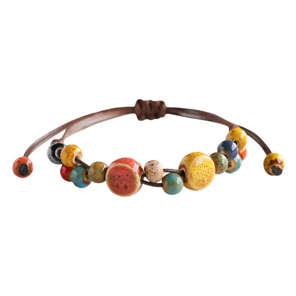 Bracelet estivale en perles de céramique, cordon ciré, formes abstraites, look moderne, modèle Saloua - La Boutique du Bracelet