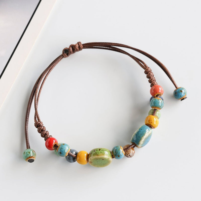 Bracelet estivale en perles de céramique, cordon ciré, formes abstraites, look moderne, modèle Saloua - La Boutique du Bracelet