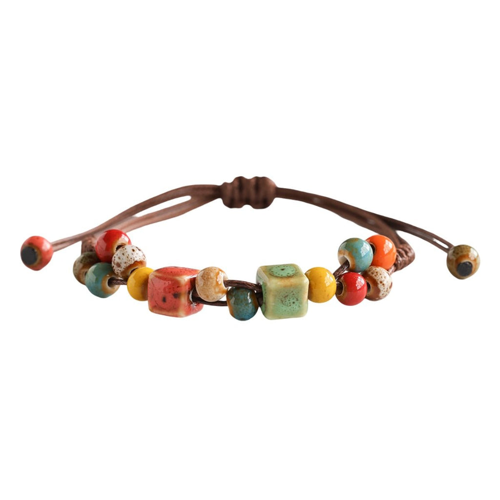 Bracelet estivale en perles de céramique, cordon ciré, formes abstraites, look moderne, modèle Saloua - La Boutique du Bracelet