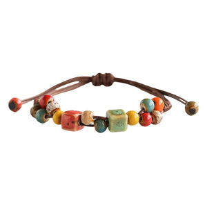 Bracelet estivale en perles de céramique, cordon ciré, formes abstraites, look moderne, modèle Saloua - La Boutique du Bracelet