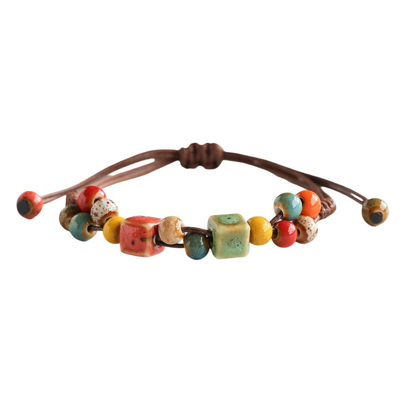 Bracelet estivale en perles de céramique, cordon ciré, formes abstraites, look moderne, modèle Saloua - La Boutique du Bracelet