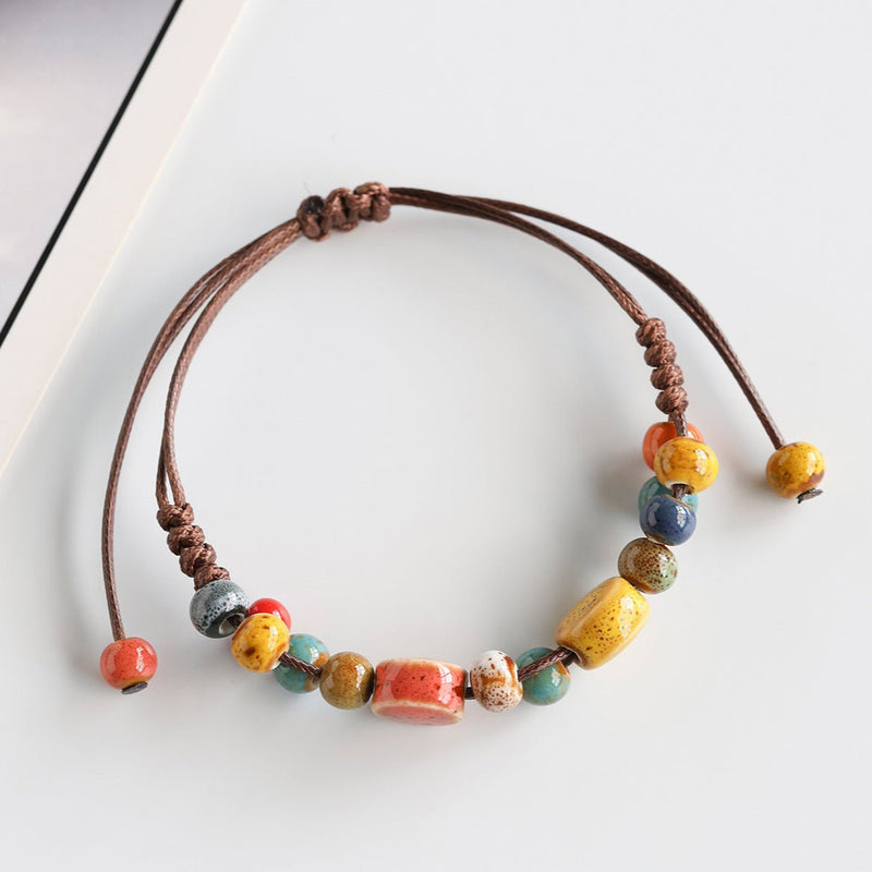 Bracelet estivale en perles de céramique, cordon ciré, formes abstraites, look moderne, modèle Saloua - La Boutique du Bracelet