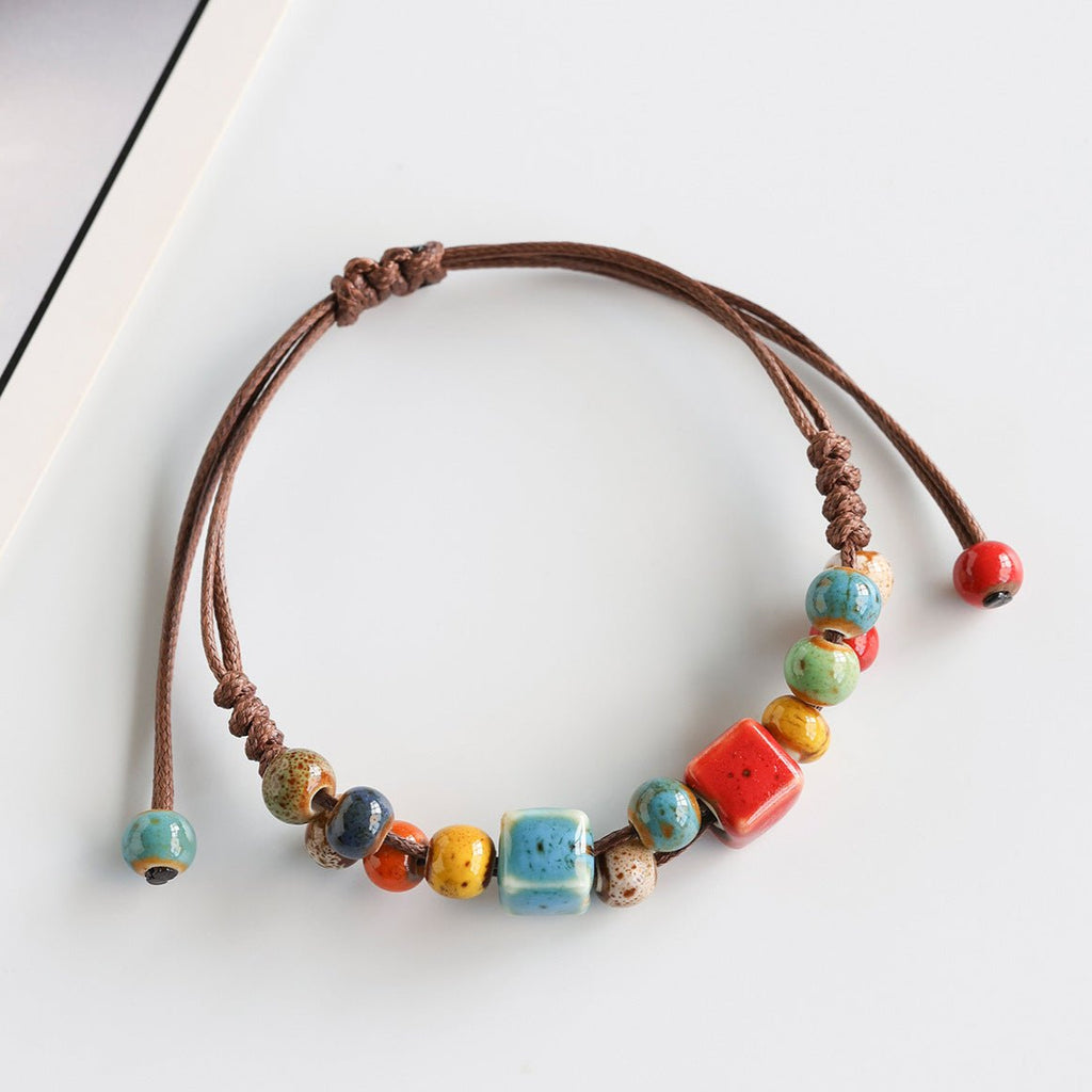 Bracelet estivale en perles de céramique, cordon ciré, formes abstraites, look moderne, modèle Saloua - La Boutique du Bracelet