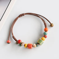 Bracelet estivale en perles de céramique, cordon ciré, formes abstraites, look moderne, modèle Saloua - La Boutique du Bracelet