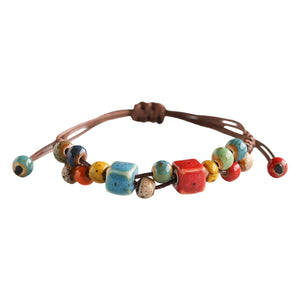 Bracelet estivale en perles de céramique, cordon ciré, formes abstraites, look moderne, modèle Saloua - La Boutique du Bracelet