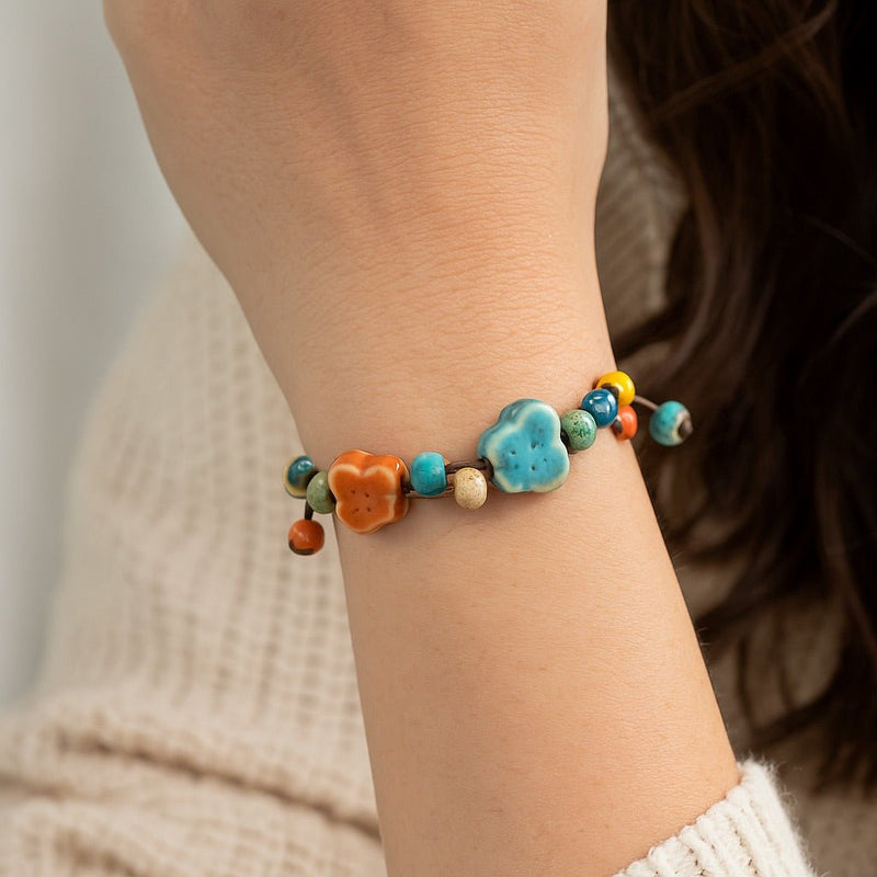 Bracelet estivale en perles de céramique, cordon ciré, formes abstraites, look moderne, modèle Saloua