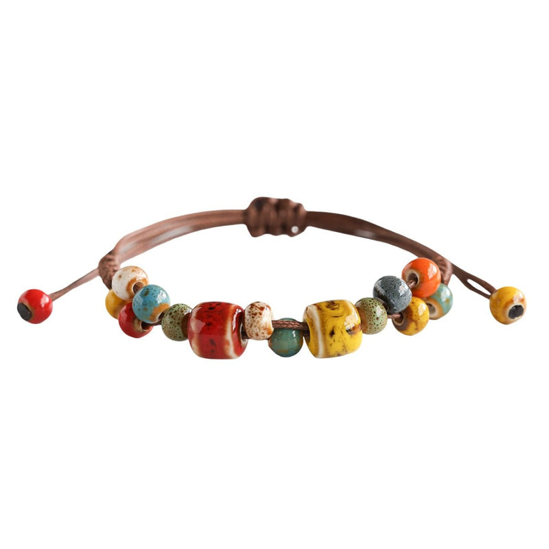 Bracelet estivale en perles de céramique, cordon ciré, formes abstraites, look moderne, modèle Saloua - La Boutique du Bracelet