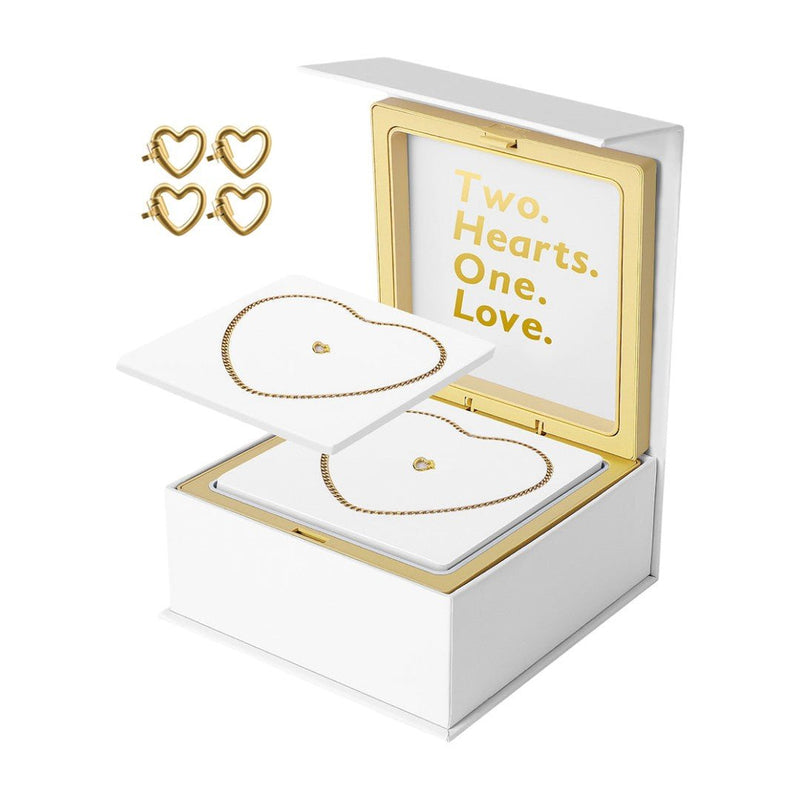 Bracelet fin en acier inoxydable doré avec pendentif cœur, présenté dans un coffret blanc avec intérieur doré et inscription