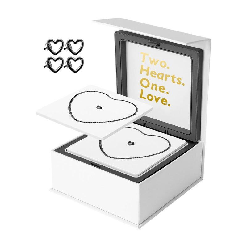 Bracelets en acier inoxydable argentés avec pendentifs en forme de cœur, boîtier blanc avec inscription dorée "Two Hearts.