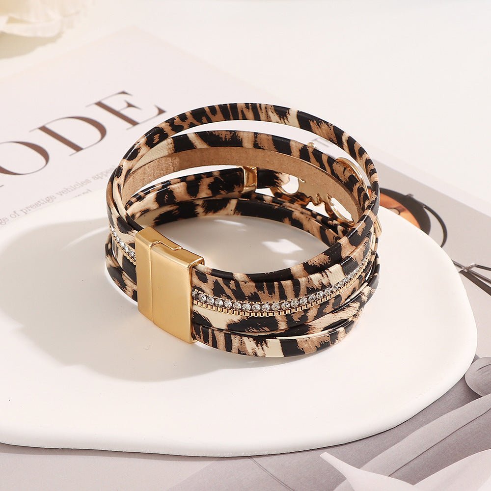 Bracelet multi-rangs femme en simili cuir léopard beige et noir avec strass, fermoir magnétique doré, motif infini.