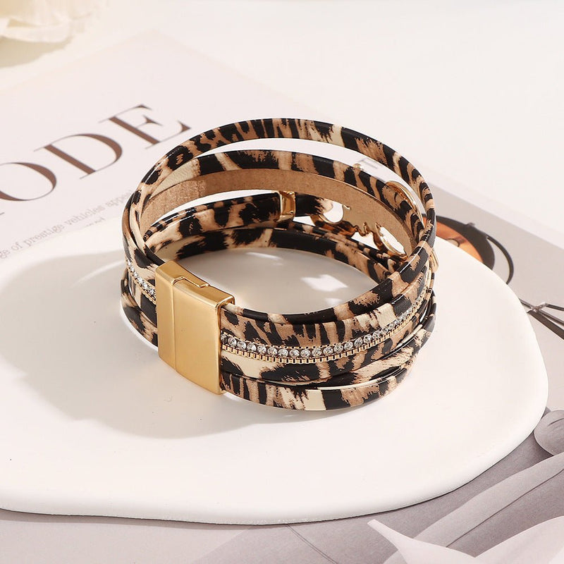 Bracelet multi-rangs femme en simili cuir léopard beige et noir avec strass, fermoir magnétique doré, motif infini.