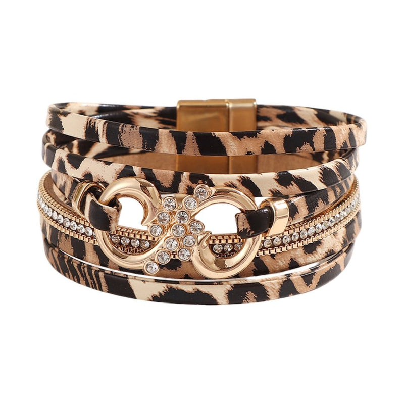 Bracelet multi-rangs simili cuir léopard beige et noir avec strass et motif infini doré à fermoir magnétique.