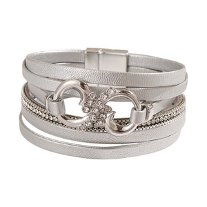 Bracelet multi-rangs argenté en simili vegan avec strass et fermoir magnétique, motif infini au centre.