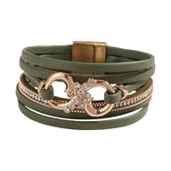 Bracelet femme multi-rangs vert olive simili cuir avec motif infini doré et strass, fermoir magnétique doré élégant.