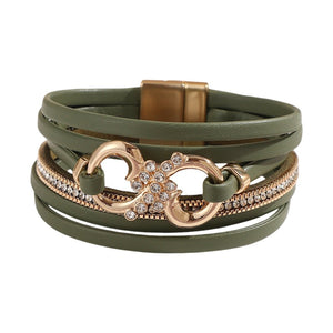 Bracelet femme multi-rangs vert olive simili cuir avec motif infini doré et strass, fermoir magnétique doré élégant.
