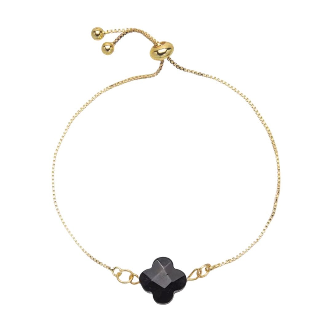 Bracelet doré à cordon fin avec pierre naturelle noire taillée en trèfle, fermoir coulissant élégante.
