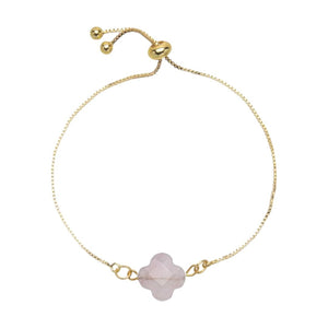 Bracelet fin doré à cordon réglable avec pierre naturelle rose taillée en forme de trèfle.