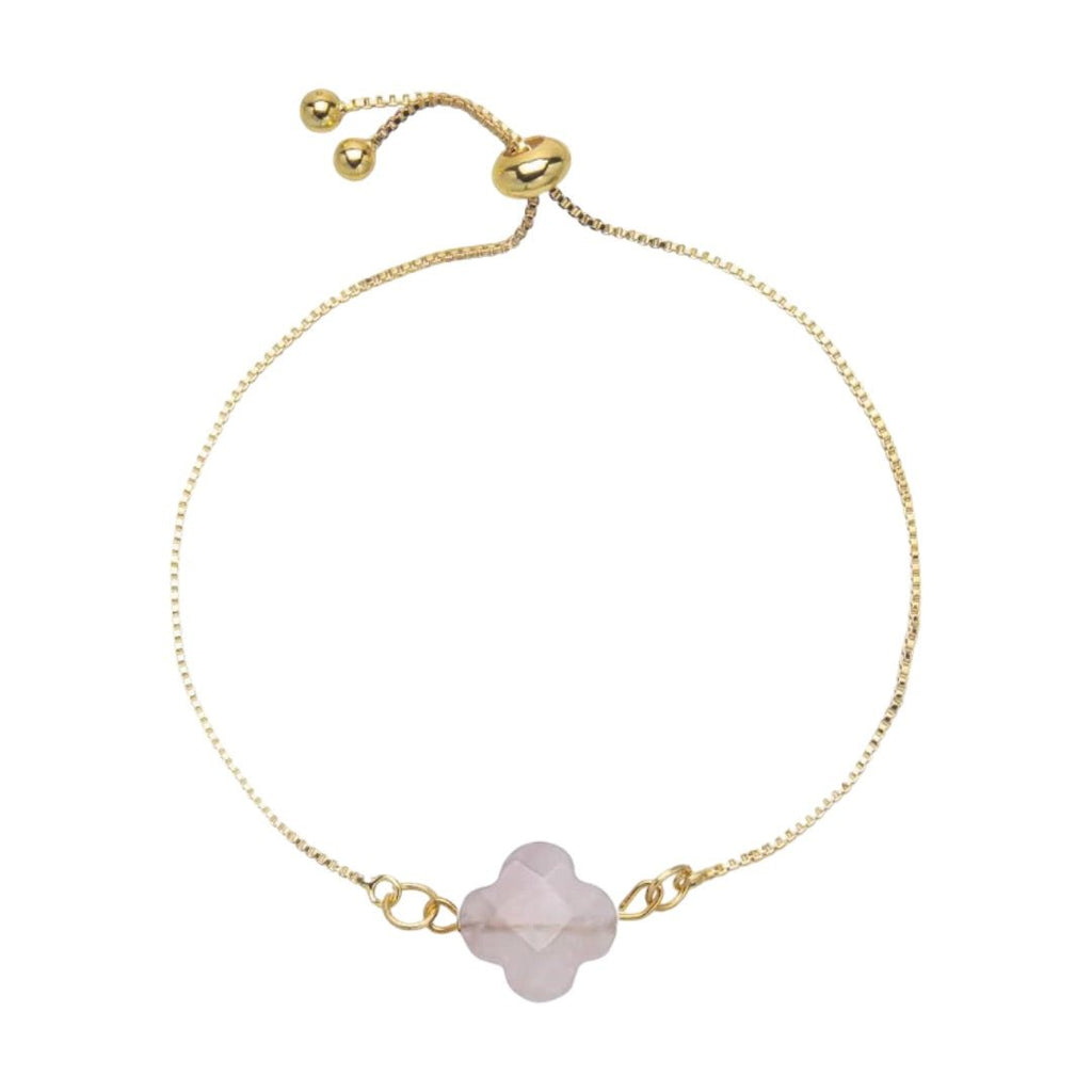 Bracelet fin doré à cordon réglable avec pierre naturelle rose taillée en forme de trèfle.