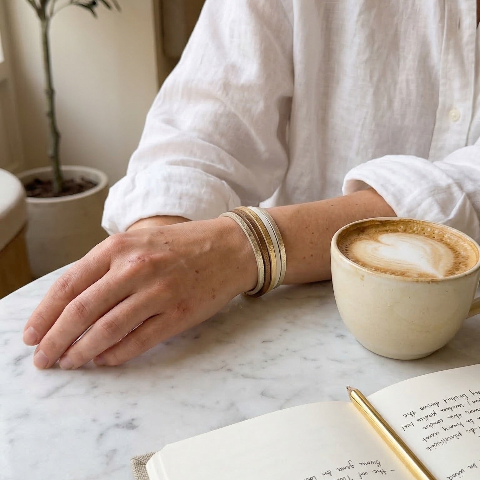 Damenarmband mit mehreren Lederbändern, Designer-Manschettenarmband in Gold und Braun, elegantes Accessoire mit Magnetverschluss, Modell Elyra