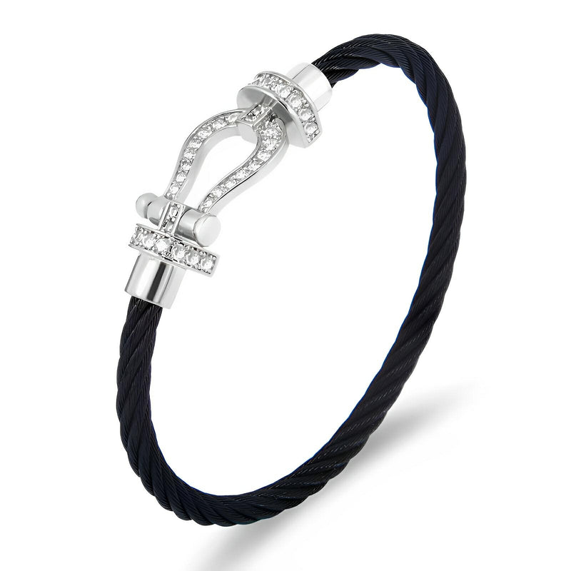 Bracelet en cordon noir torsadé avec fermoir fer à cheval en titane argenté orné de petites pierres brillantes.