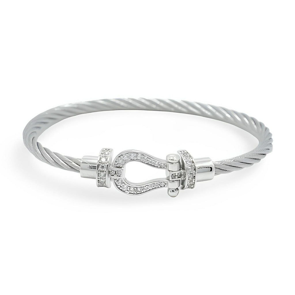 Bracelet femme en cordon titane argenté avec fermoir fer à cheval orné de petits cristaux.