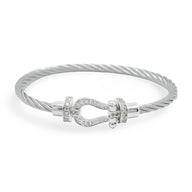 Bracelet femme en cordon titane argenté avec fermoir fer à cheval orné de petits cristaux.