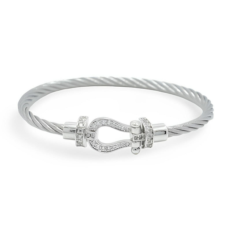 Bracelet femme en cordon titane argenté avec fermoir fer à cheval orné de petits cristaux.