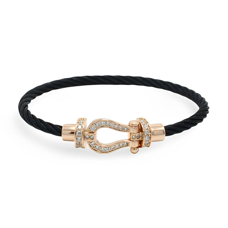 Bracelet fer à cheval en cordon noir, fermoir en titane or rosé serti de cristaux brillants.