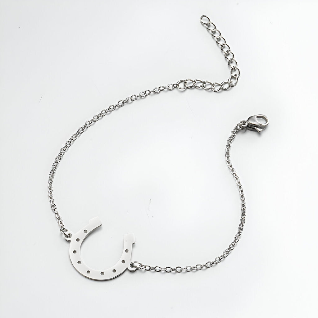 Bracelet femme en acier inoxydable argenté avec pendentif fer à cheval délicat et chaîne fine ajustable.