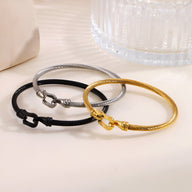 Trois bracelets fer à cheval en acier inoxydable, finition or, argent et noir, design élégant modèle Léandre.