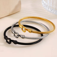 Trois bracelets fer à cheval en acier inoxydable, finitions or, argent et noir, style minimaliste et élégant, taille 18 cm.
